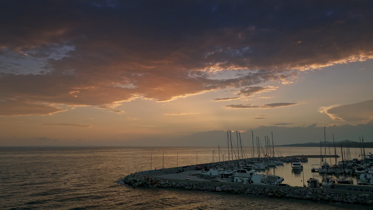 해가 지는 동안의 마리나
