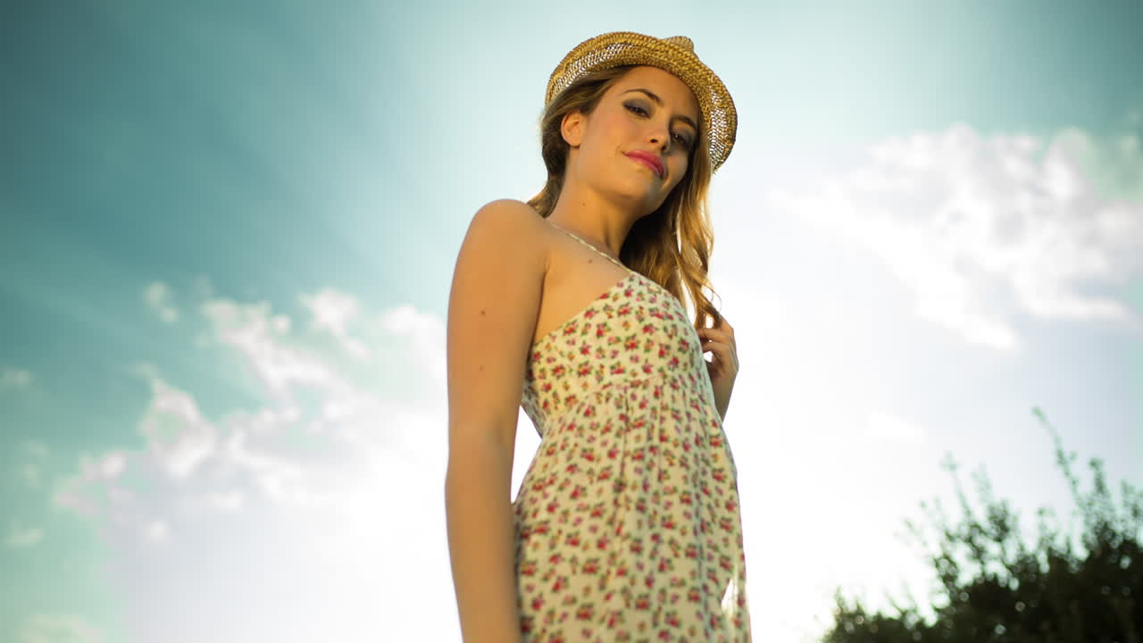 mujer en vestido de verano 09