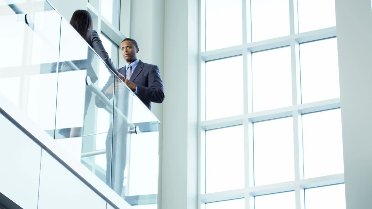 equipo de negocios multiétnico masculino femenino en la oficina