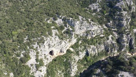 Cueva-En-Una-Pared-Sobre-Un-Acantilado-De-Piedra-Caliza-Con-Vista-Aérea-De-Vegetación