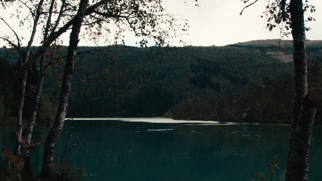 Scatto panoramico di un lago in una giornata autunnale e malinconica in Norvegia
