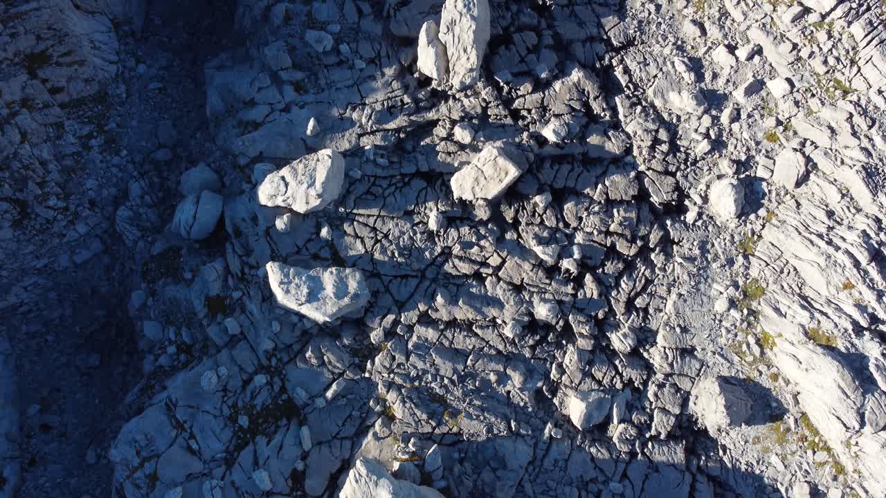 горная тропа, проложенная по трещинам в скале