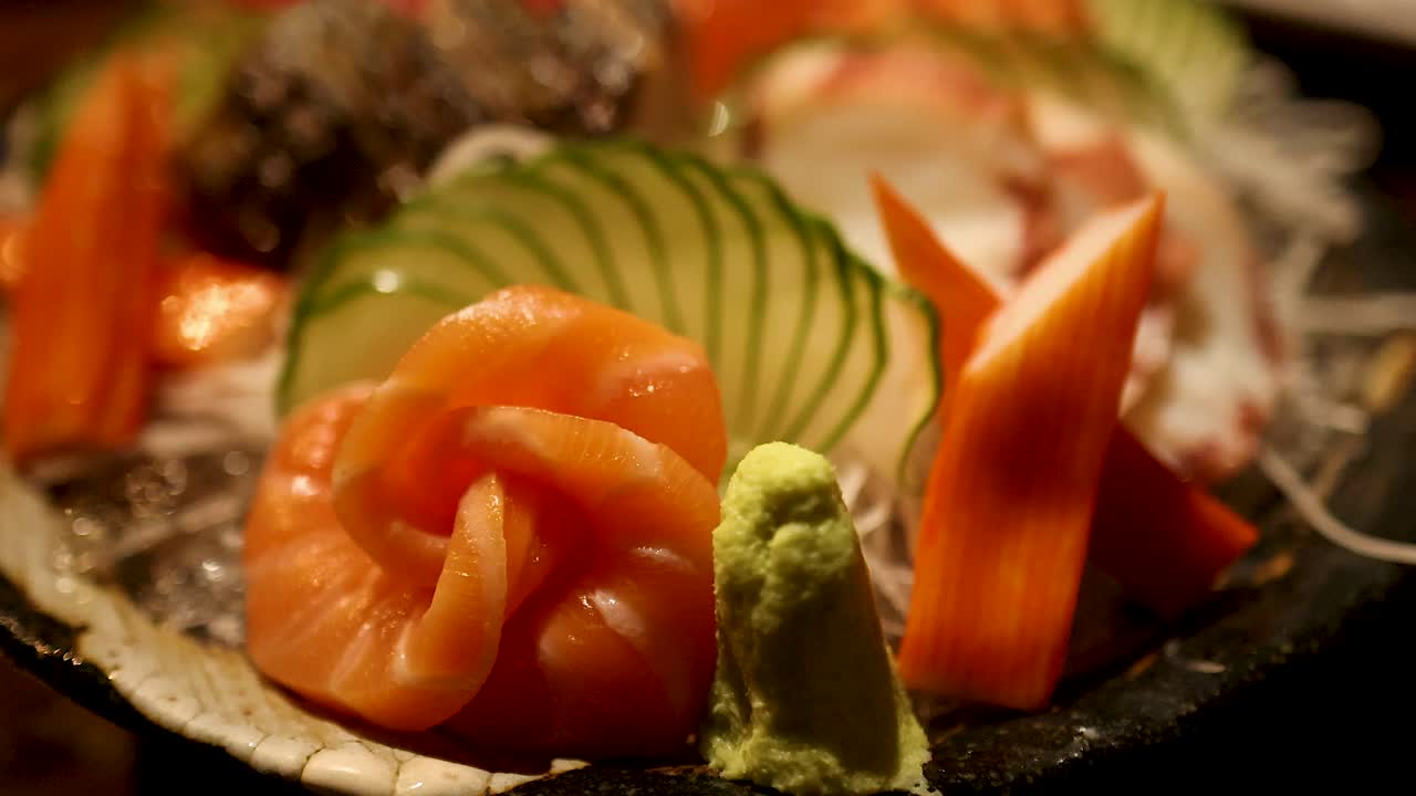 un plato de sashimi bellamente arreglado con ingredientes frescos