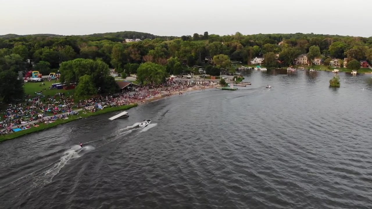 Mentre il sole tramonta su una piccola città nel Wisconsin occidentale, gli sciatori nautici si stanno allenando