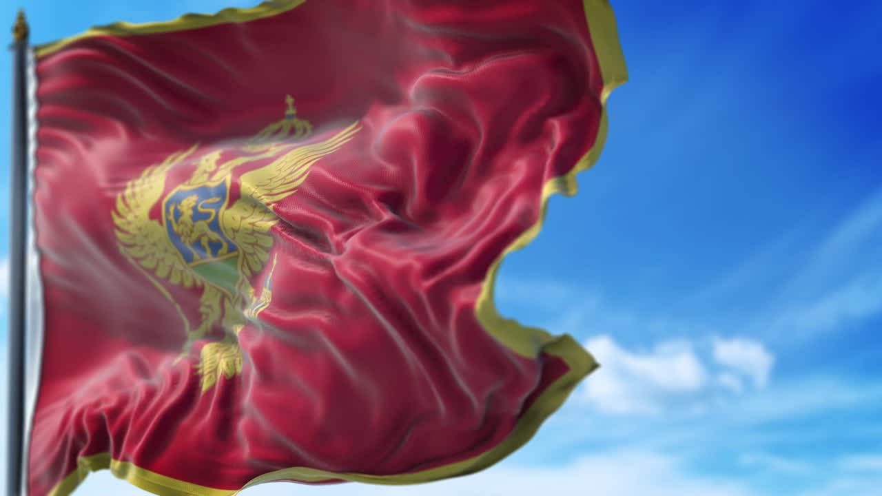 モンテネグロの旗は青い空にゆっくりと振られています