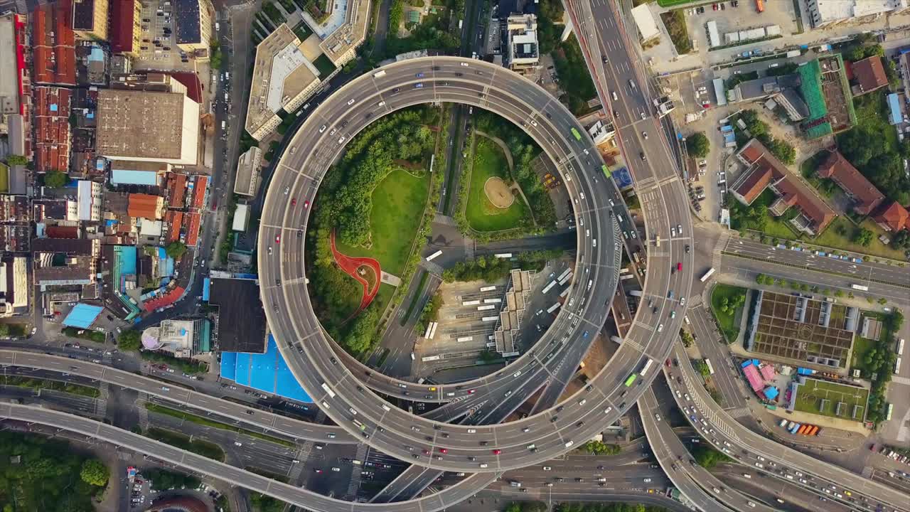 china día soleado ciudad de shanghai famoso tráfico redondo cruce de carreteras vista aérea superior 4k