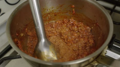 Triturar-Los-Ingredientes-De-La-Carne-Con-Una-Batidora-Eléctrica-En-Una-Olla-De-Metal