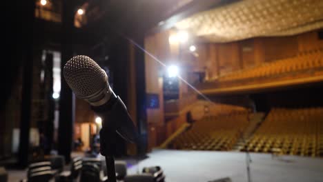 micrófono en el escenario del teatro
