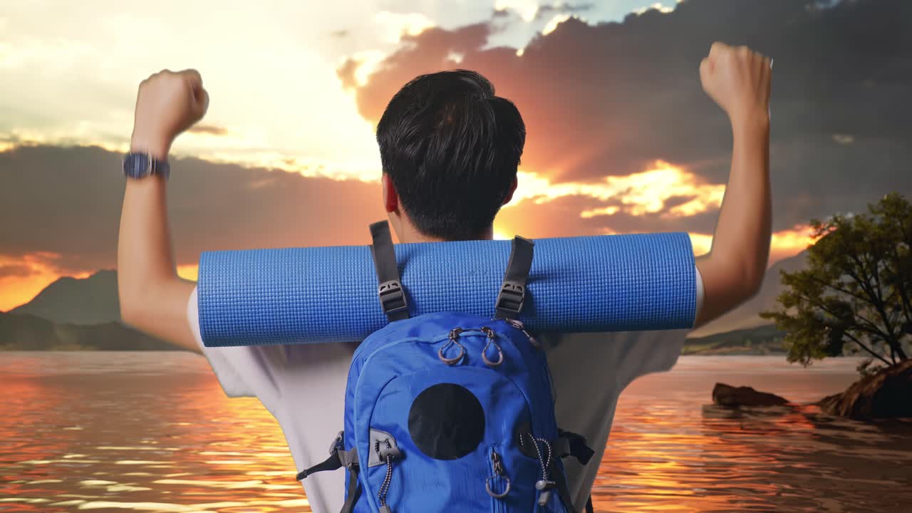 vista posterior cercana de un excursionista masculino con una mochila de montañismo gritando meta celebrando el éxito en un lago