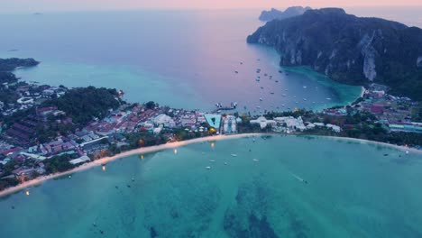 Vista-De-La-Isla-Durante-La-Hermosa-Puesta-De-Sol-En-La-Mundialmente-Famosa-Playa-Tropical,-Destino-Turístico