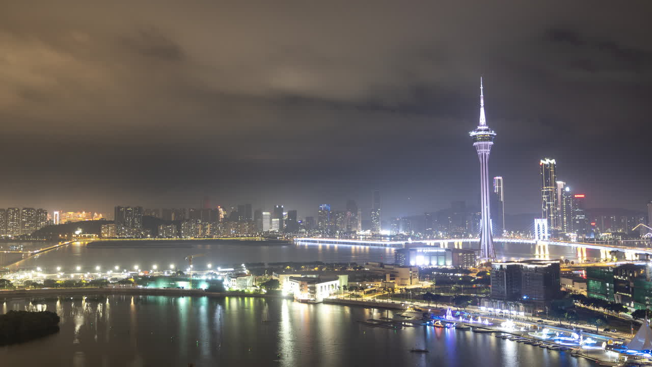 Time-lapse dello skyline della città di Macao di notte con torre illuminata.