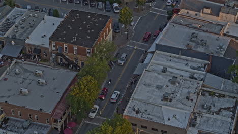 Roswell-Georgia-Antena-V8-Vista-De-Pájaro-Toma-De-Tráfico,-Estacionamiento,-Parque-Y-Edificios-De-Poca-Altura-Durante-La-Puesta-De-Sol---Dji-Inspire-2,-X7,-6k---Agosto-De-2020