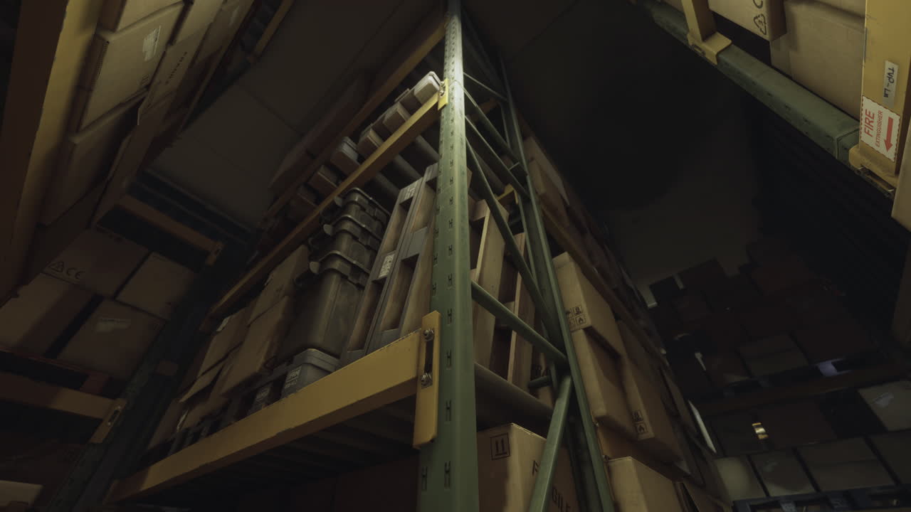 хранилище, заполненное сложенными коробками и стеллажами ночью