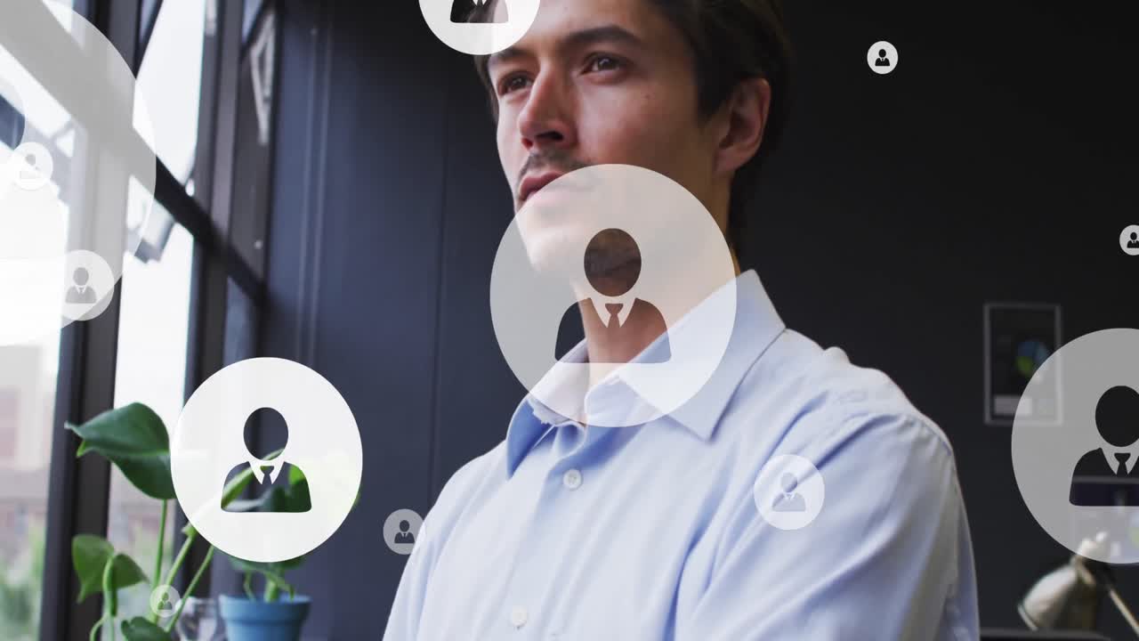 animación de iconos de perfil flotando sobre hombre caucásico pensativo mirando por la ventana en la oficina