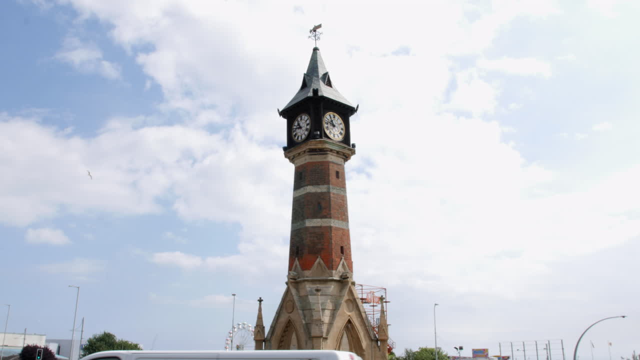 영국 해변 휴가 마을의 스케그니스 센터에 있는 시계탑