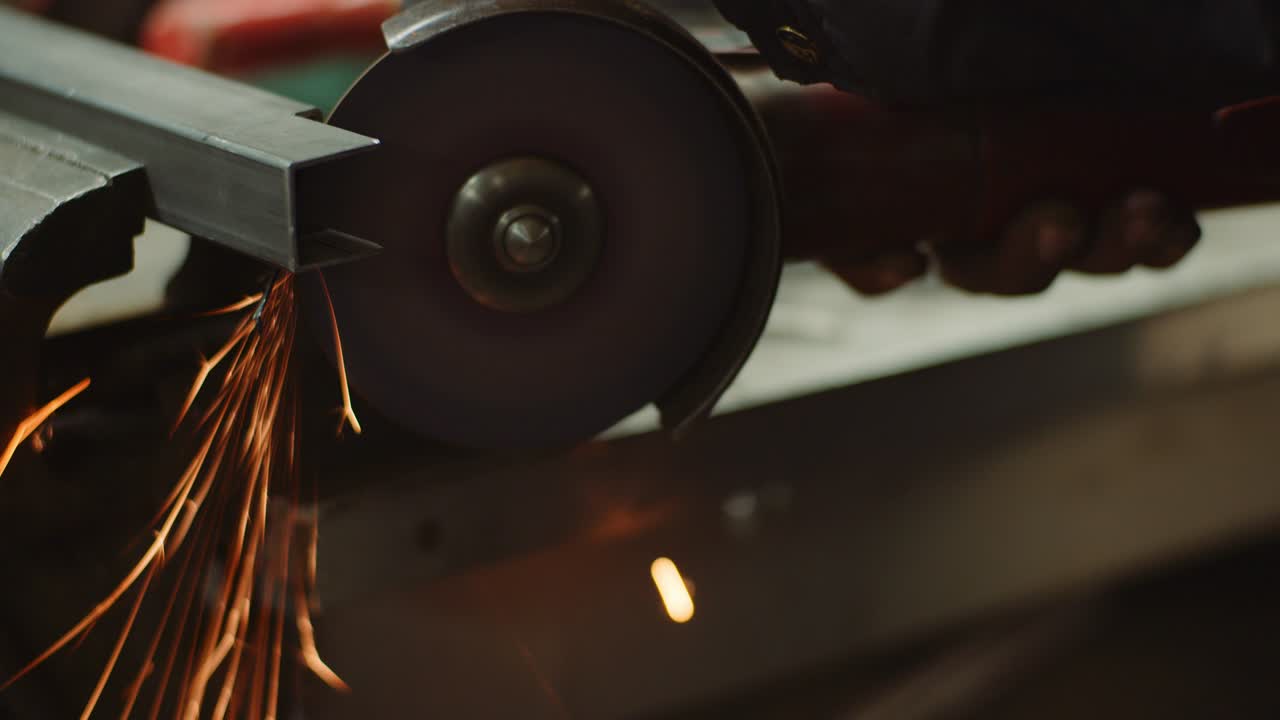 철강 산업 - 각 가루를 사용하여 금속 물체를 가루하는 사람.