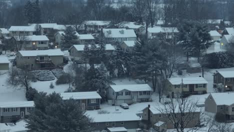 Día-Gris-Nevado-En-El-Suburbio-Americano