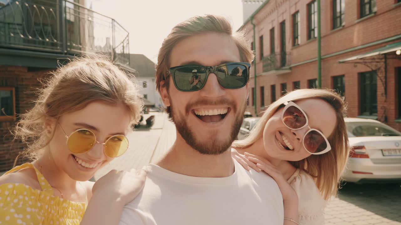 은 날 셀피를 찍는 친구들