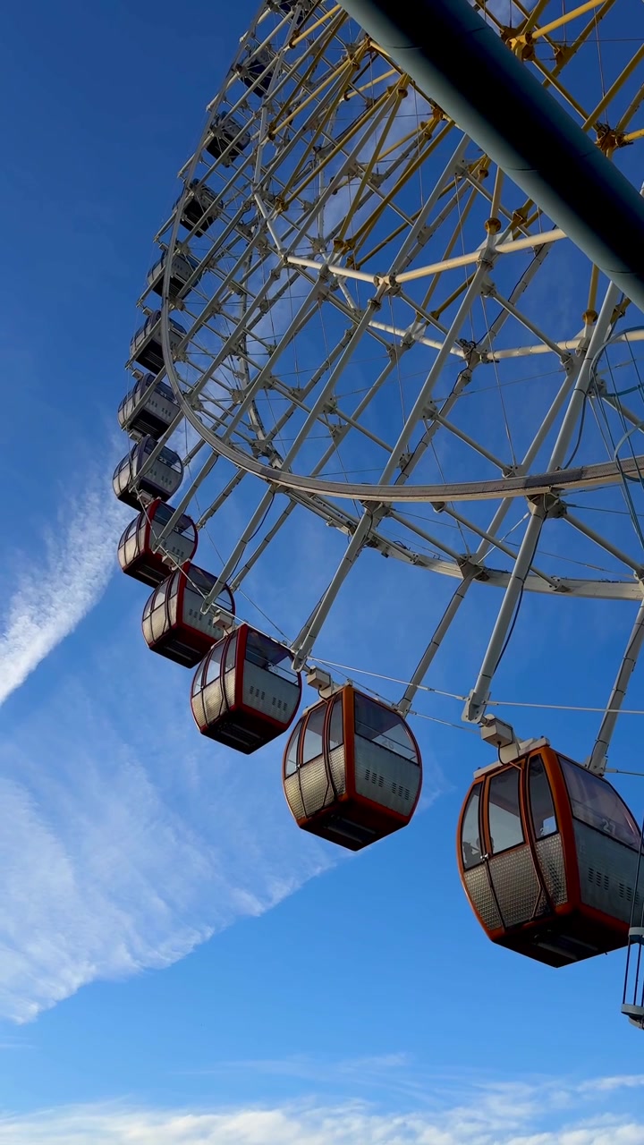 Roterende pariserhjul mod en klar blå himmel
