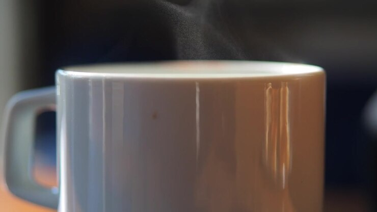 Dampende varm kaffe i et hvidt keramikkrus