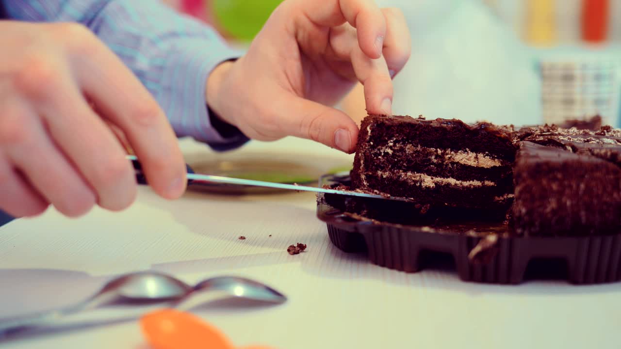 초콜릿 케이크를 접시에 넣는 것