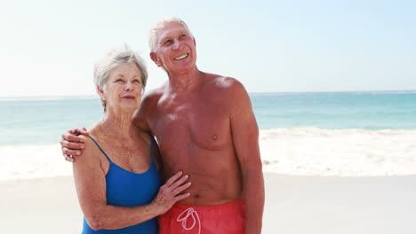 Pareja-De-Ancianos-Jubilados-Abrazándose