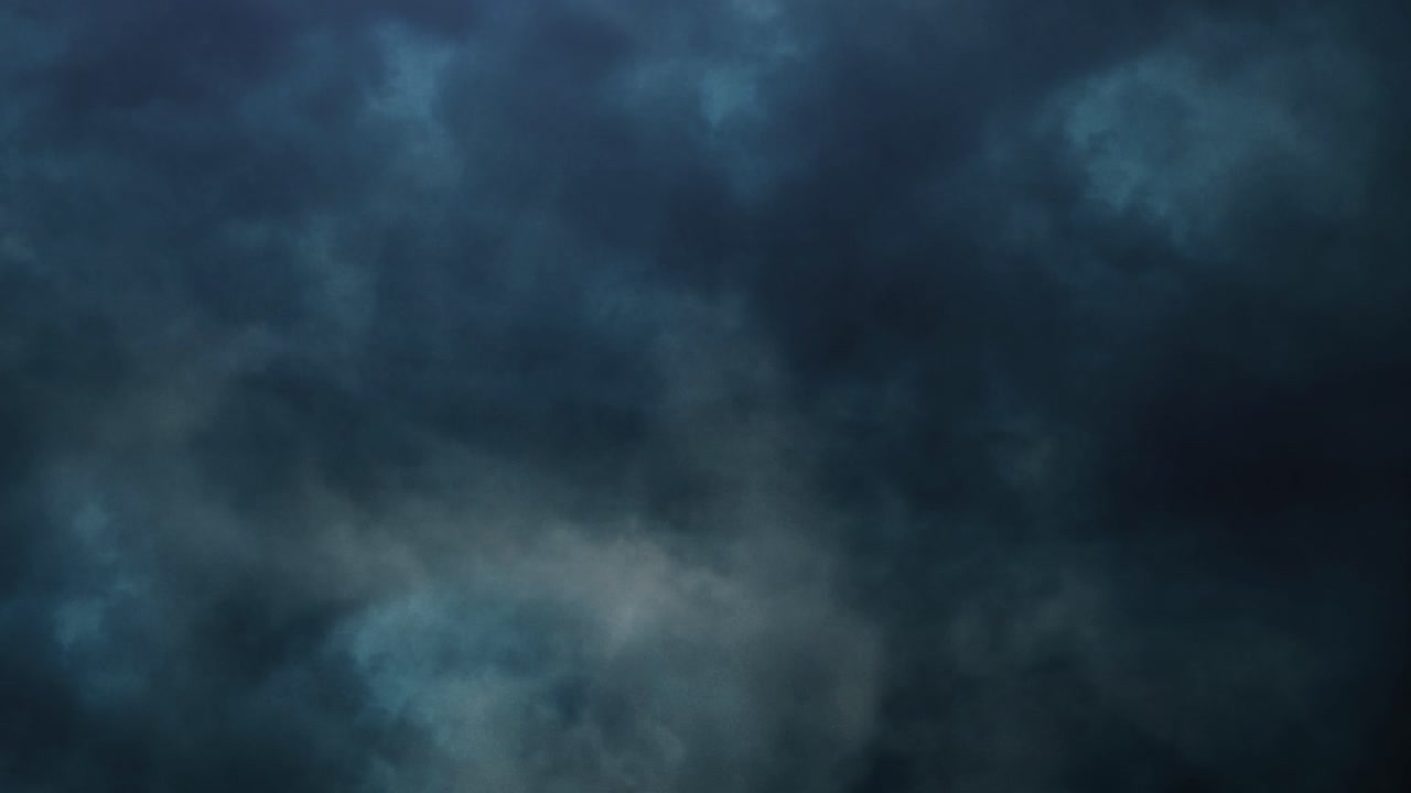 timelapse, tormenta cinematográfica y relámpagos en el cielo oscuro