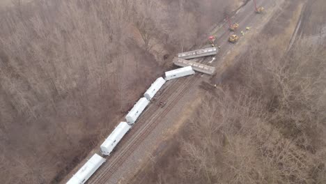 personas que trabajan en el descarrilamiento de trenes en michigan, vista aérea de drones