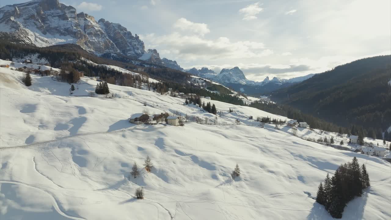 impresionante vista aérea en órbita de la idílica estación de esquí en lo alto de las laderas cubiertas de nieve de val badia, italia