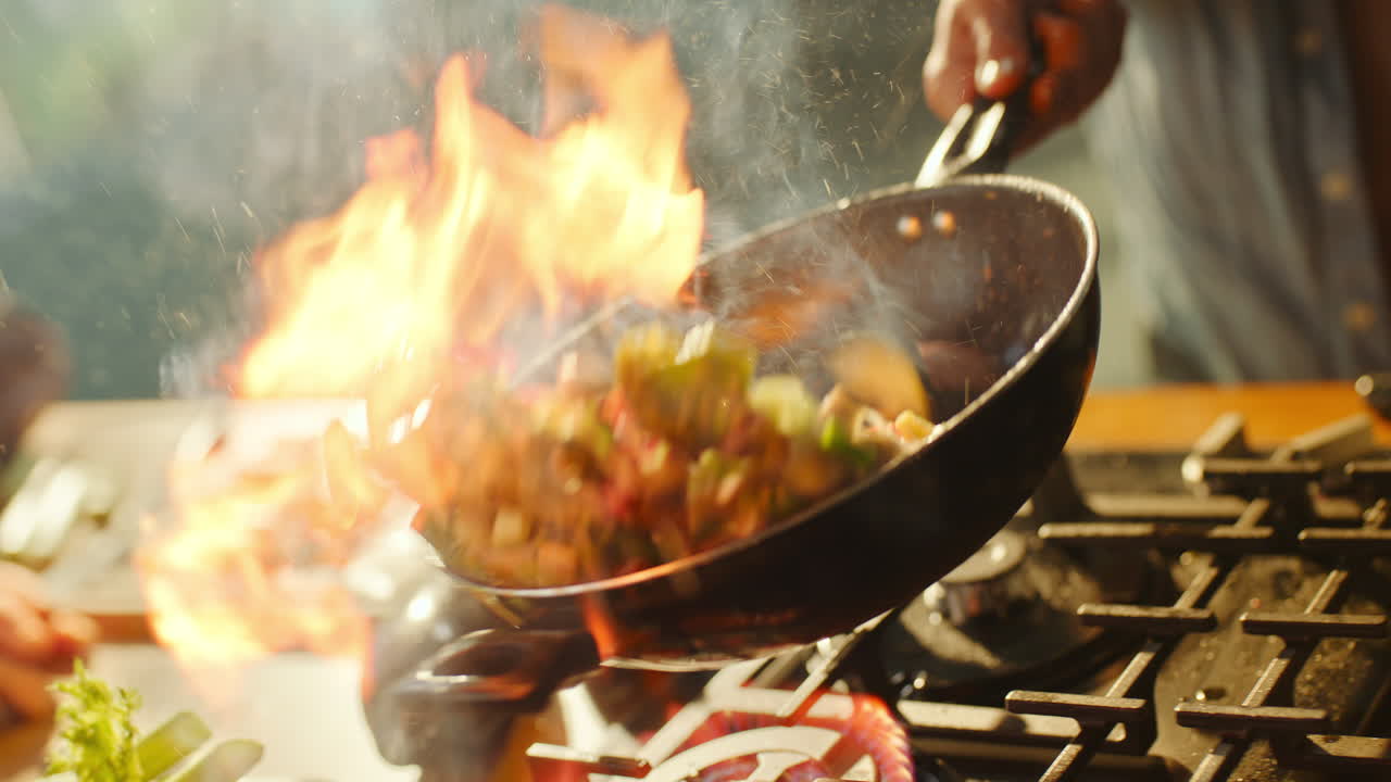 cocinero cocinando salchichas
