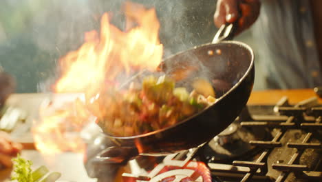 cocinero cocinando salchichas