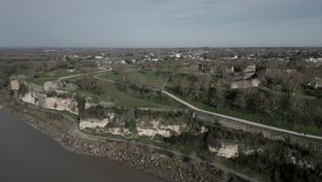 Vista-Frente-Al-Río-De-La-Ciudadela-De-Blaye,-Burdeos,-Francia---Aérea