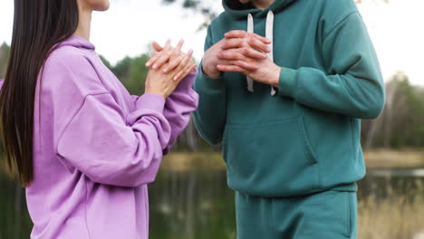 pareja estirándose al aire libre