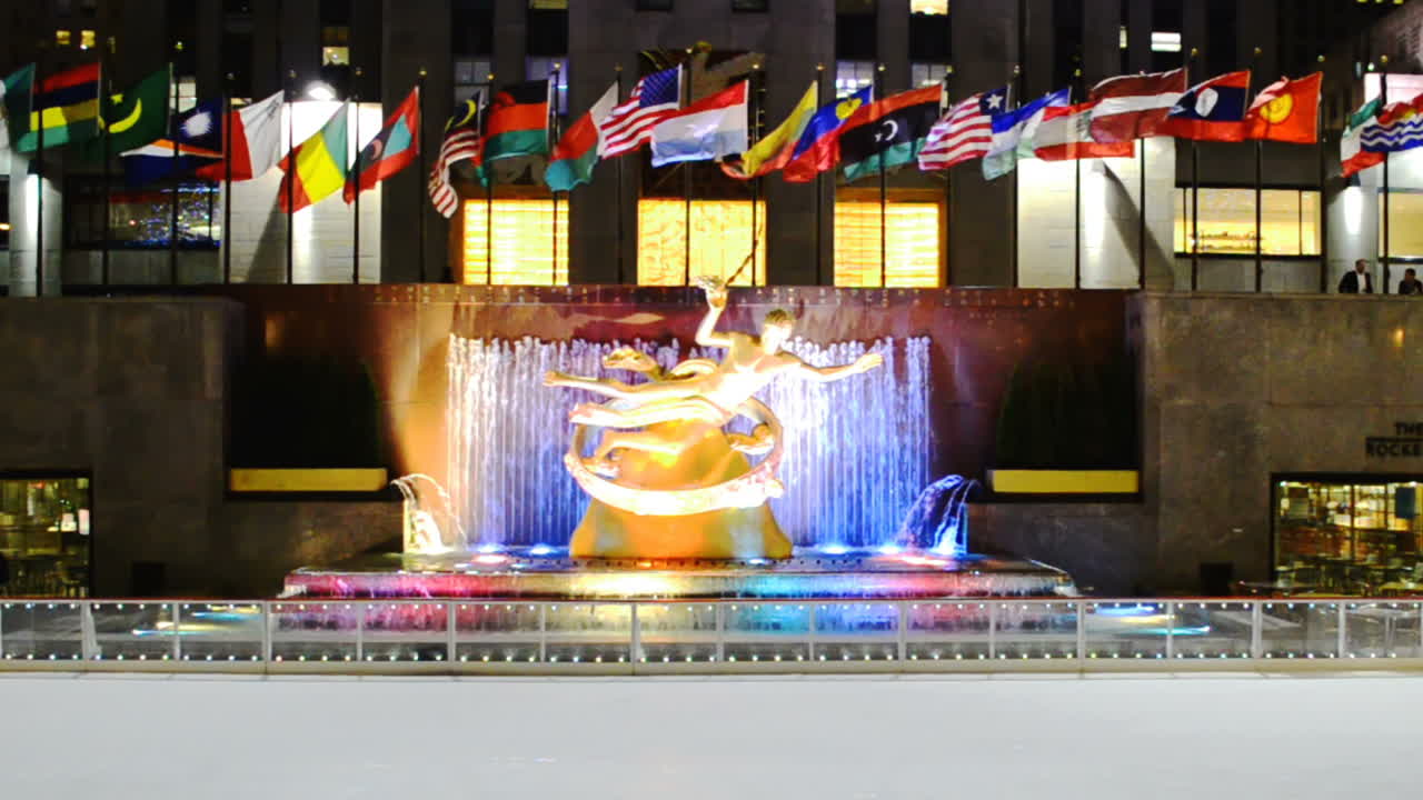 ลานสเก็ตน้ำแข็งใต้อาคาร Rockefeller Center และรูปปั้น Prometheus นิวยอร์ก สหรัฐอเมริกา