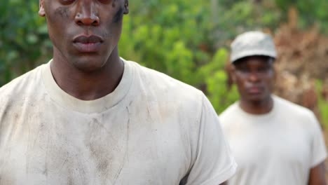 hombres en forma de pie en el campamento de entrenamiento