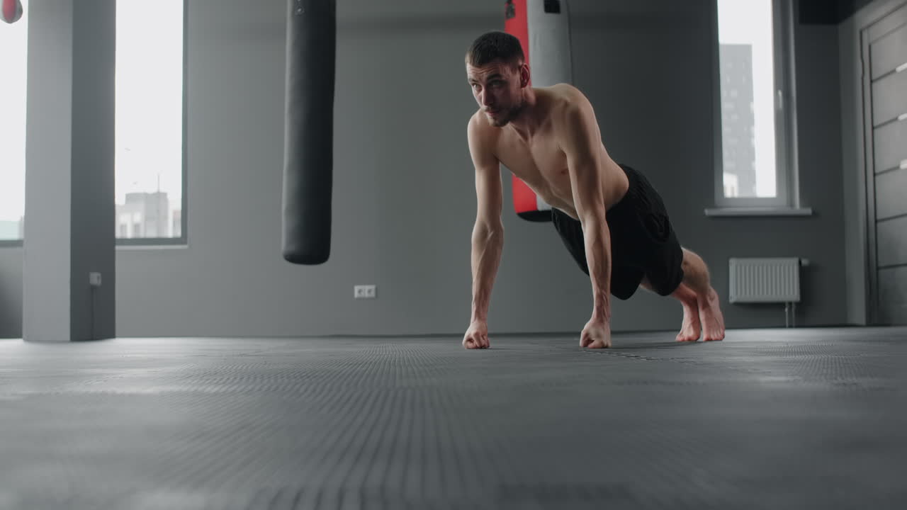 hombre haciendo flexiones en un gimnasio