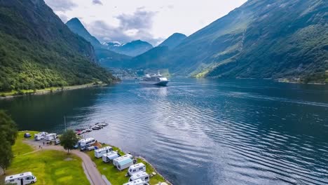 Fiordo-De-Geiranger,-Hermosa-Naturaleza-Noruega.-Vista-Aérea-Del-Camping-Para-Relajarse.