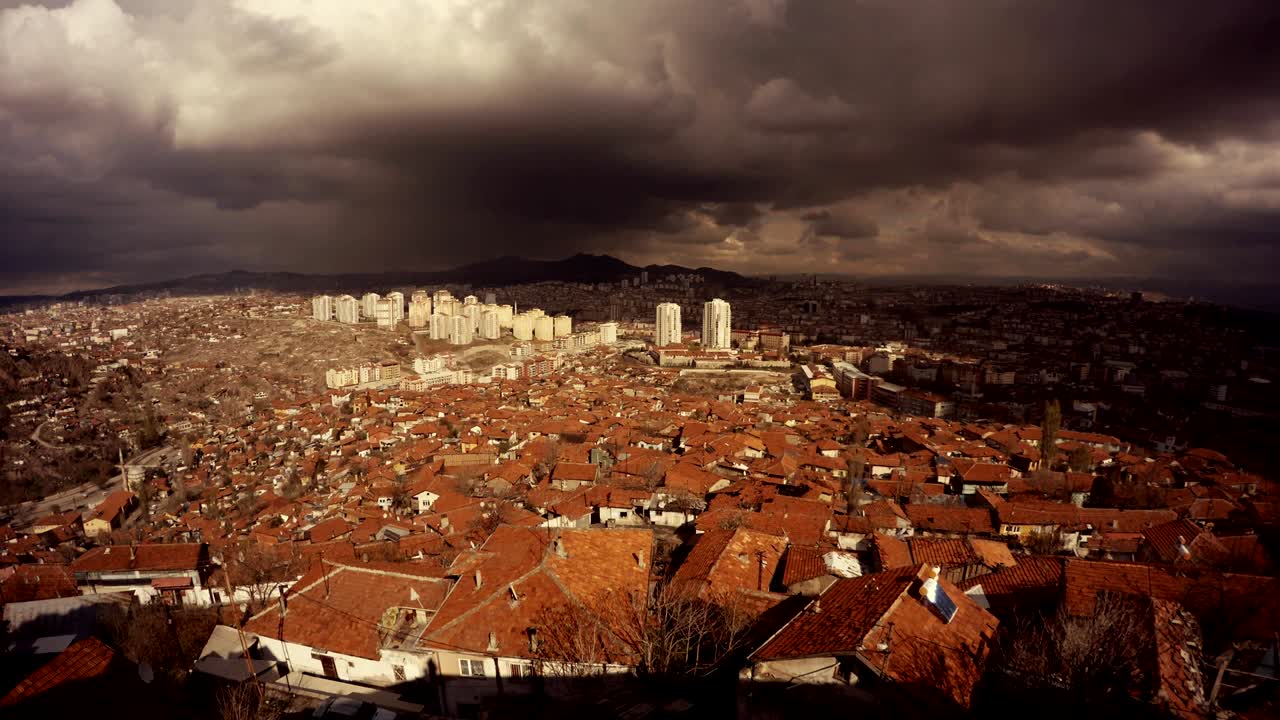 안카라의 도시 아래쪽을 바라보면 큰 검은 구름이 달려와 그림자로 도시를 고 있습니다.