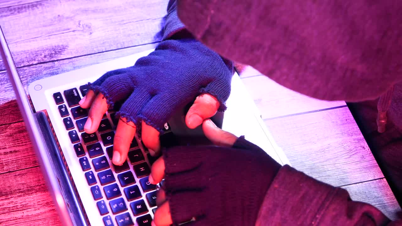 노트북을 사용하는 해커