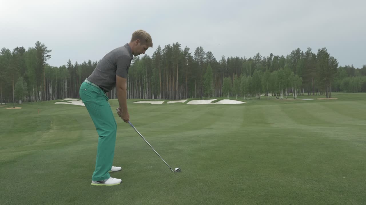 골프 코스에서 골프를 하는 남자