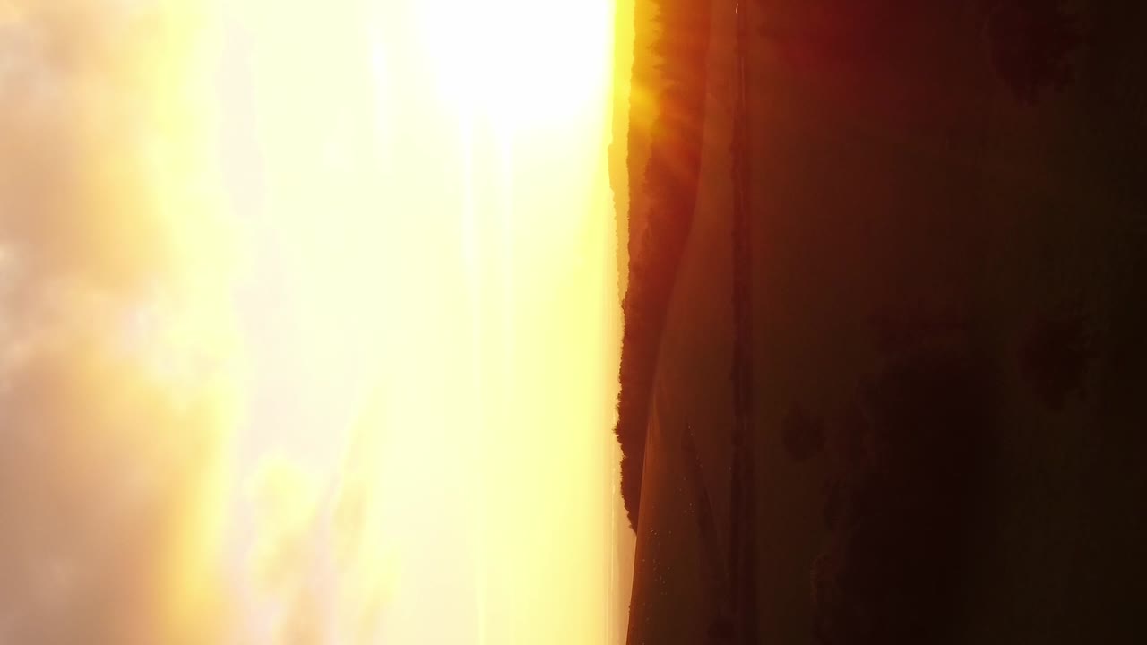 tiro vertical de la puesta de sol de la hora dorada sobre el oeste