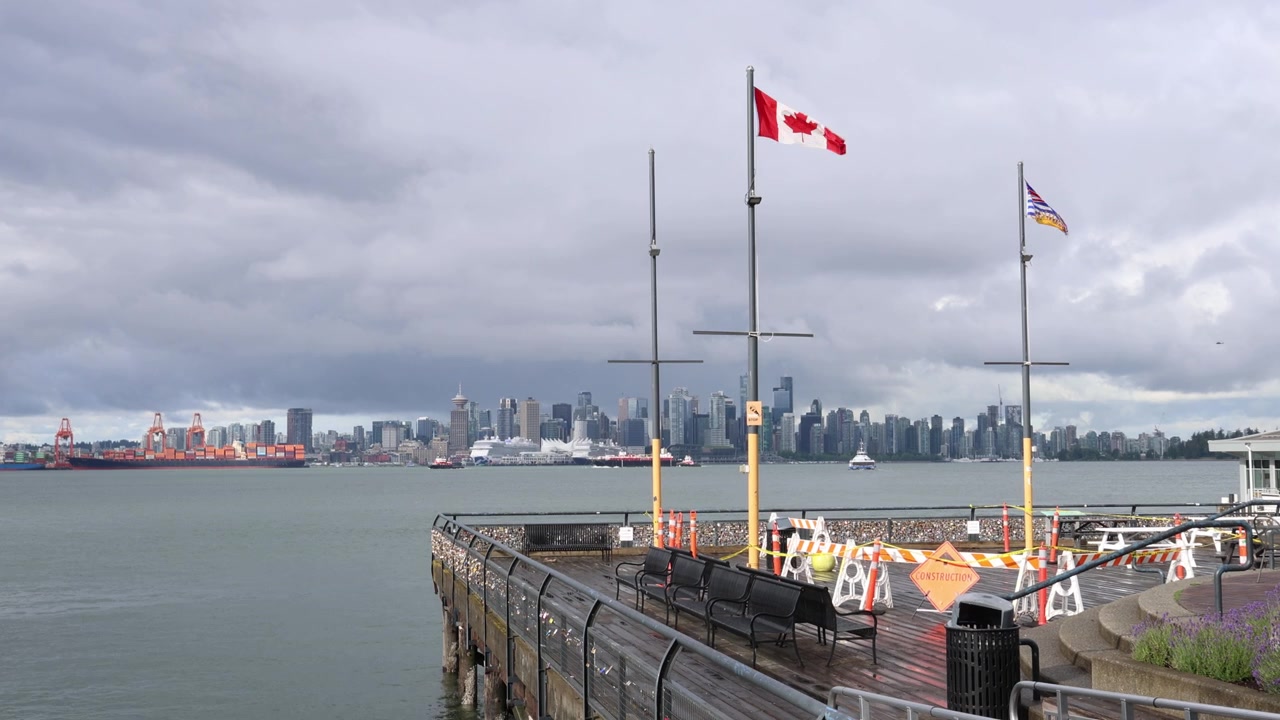 Vista del centro di Vancouver da North Vancouver attraverso la baia del porto