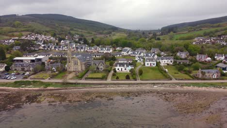 vista aérea de la ciudad escocesa de lamlash en la isla de arran en un día nublado, escocia