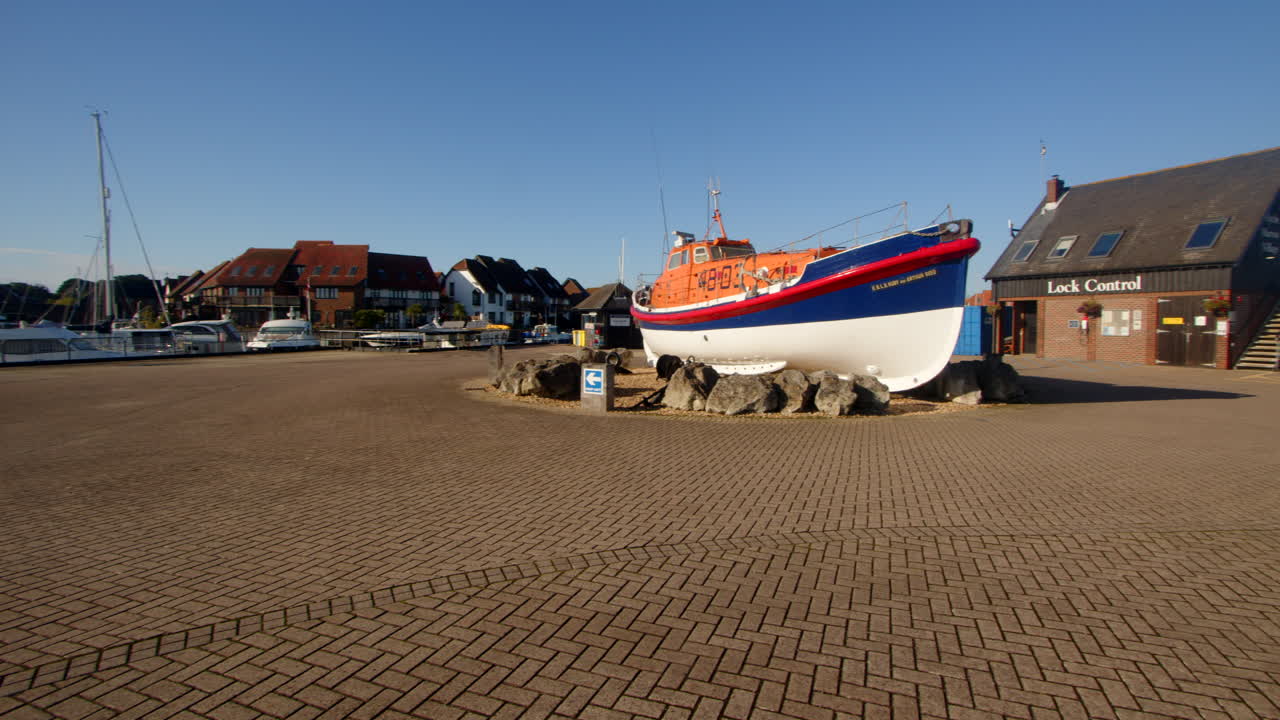 tomada panorámica de un bote salvavidas rnli en una rotonda en la marina de hythe