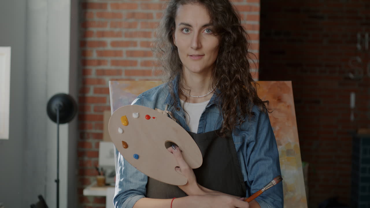 mujer artista en su estudio