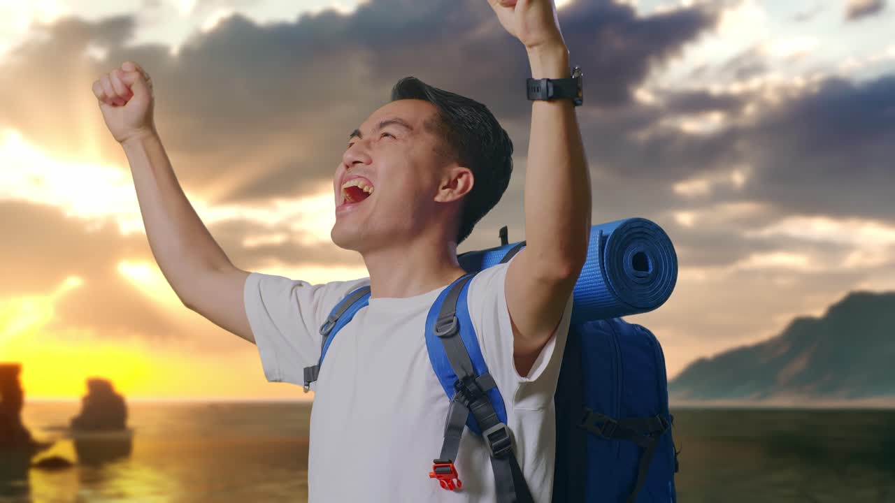 Tampilan Samping Close Up dari Pendaki Pria Asia dengan Ransel Gunung Berteriak Merayakan Keberhasilan di Pantai