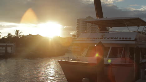 Barco-En-El-Río-Fort-Lauderdale-Al-Atardecer-Hora-Dorada