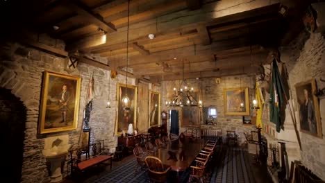 muebles y lujoso interior del antiguo castillo medieval, escocia