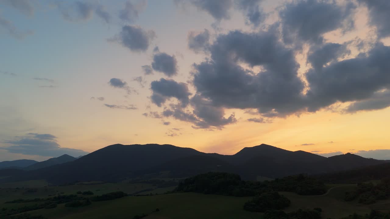산 위에 해가 지는 것