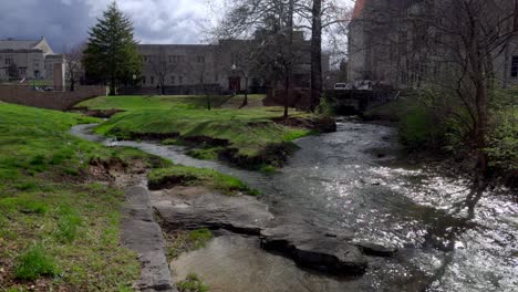 Creek-on-the-campus-of-Indiana-University-in-Bloomington,-Indiana-with-stable-video-shot